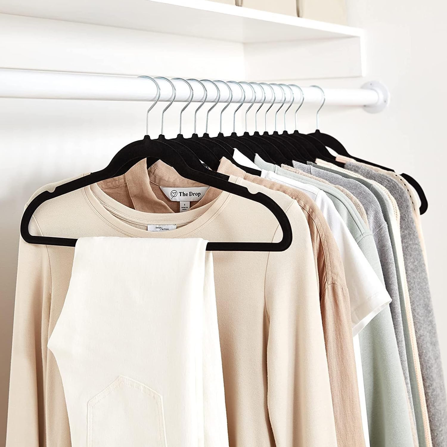 Amazon Basics Slim Velvet Non-Slip Space Saving Suit Clothes Hangers for Closet Organization. Black/Silver. 30-Pack - Image 4